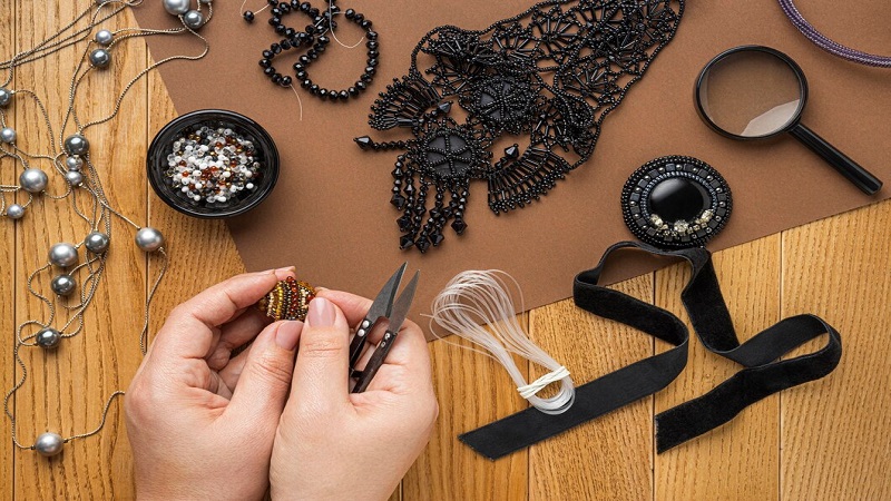 How to Wear Gothic Jewelry to Make a Fashion Statement